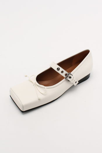 Finoacinque Tina strap flat shoes in ivory with minimalist design and comfortable flat sole, ideal for casual wear.