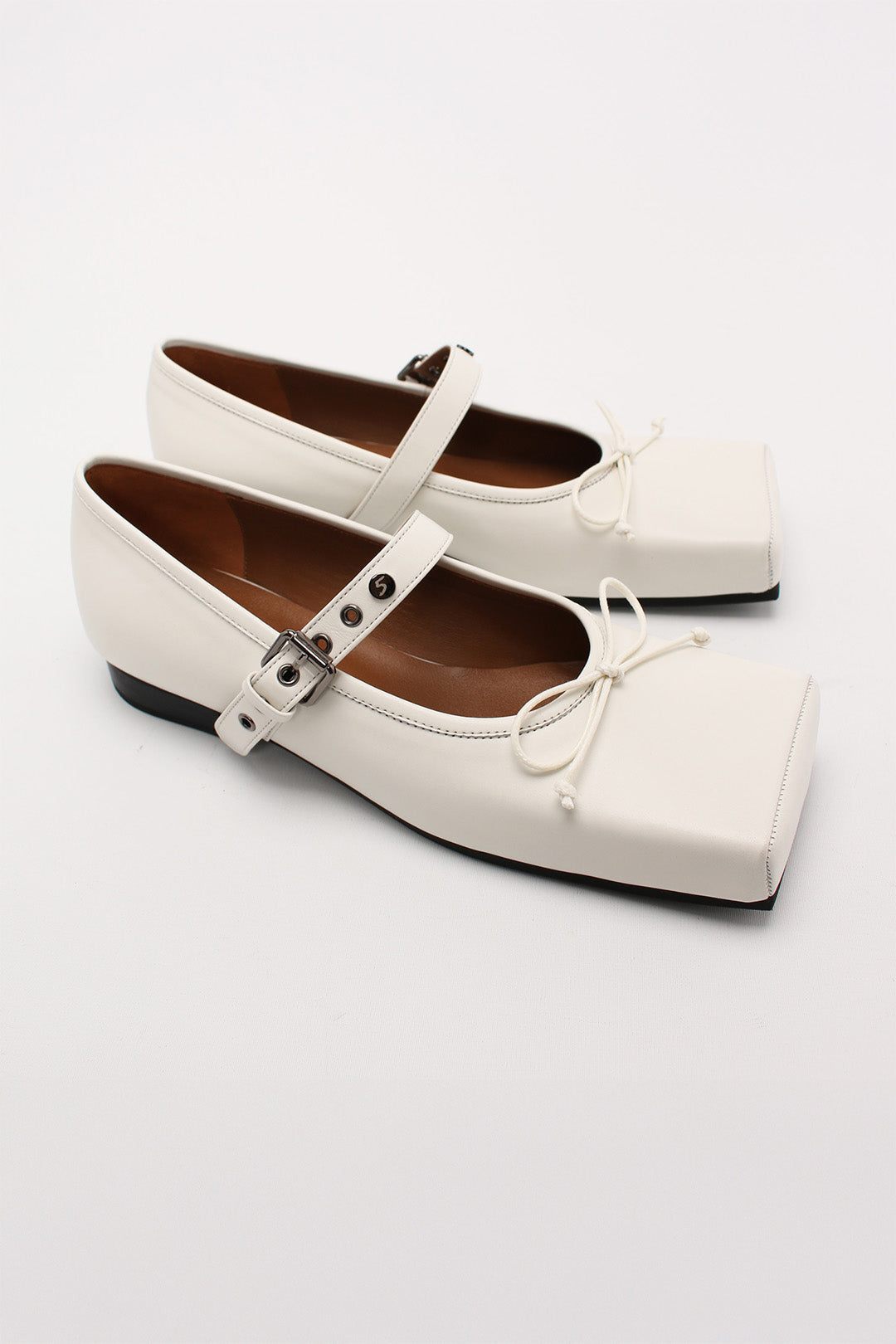 Ivory Tina flat shoes by Finoacinque featuring a sleek strap design and a comfortable flat sole.
