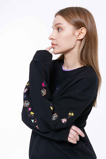 Sleeve Line Flower Embroidery Sweatshirt Black