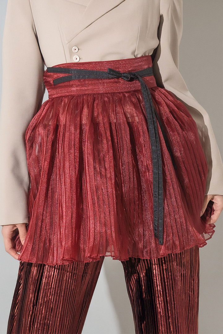 Black pleated mini skirt from Ahhorn, stylish and versatile bottoms with a high-waisted design and pleated detailing.