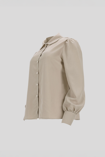 Beige tile-shaped curved blouse from Ahhorn, a stylish shirt with a unique pattern and relaxed fit.