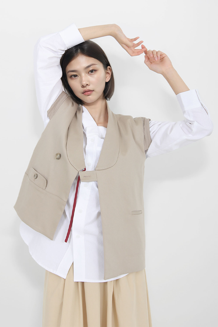 Beige quilted vest with round collar from Ahhorn, stylish top featuring a padded design and cozy collar detail.