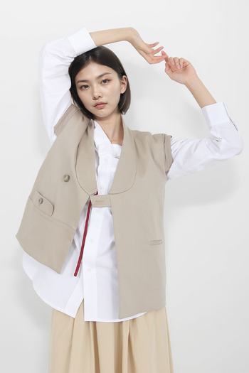 Beige quilted vest with round collar from Ahhorn, stylish top featuring a padded design and cozy collar detail.