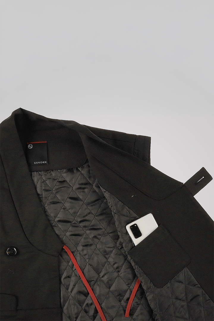Black quilted vest with round collar by Ahhorn, stylish sleeveless top featuring padded quilting and a cozy collar design.