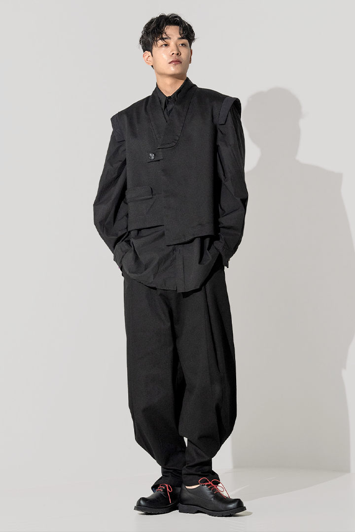 Black quilted vest with round collar from Ahhorn, stylish lightweight top perfect for layering and casual wear.