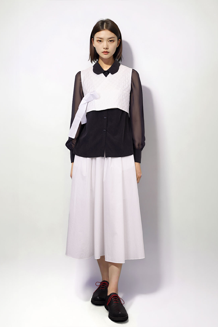White Heart Jacquard Short Baeja Vest by Ahhorn, stylish sleeveless top with a textured heart pattern.