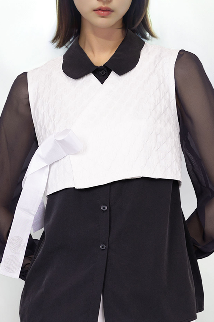 White Heart Jacquard Short Baeja Vest by Ahhorn, a stylish sleeveless top with intricate heart jacquard pattern.