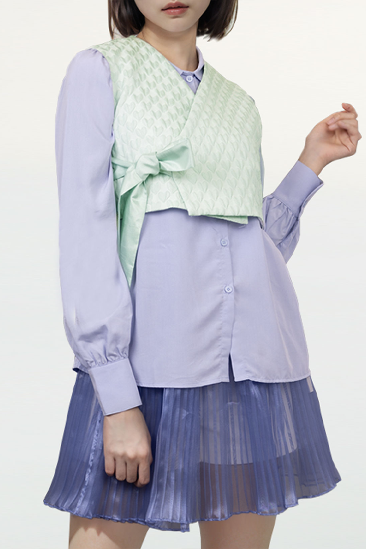 White Heart Jacquard Short Baeja Vest by Ahhorn, stylish women's top with intricate heart pattern and short length.