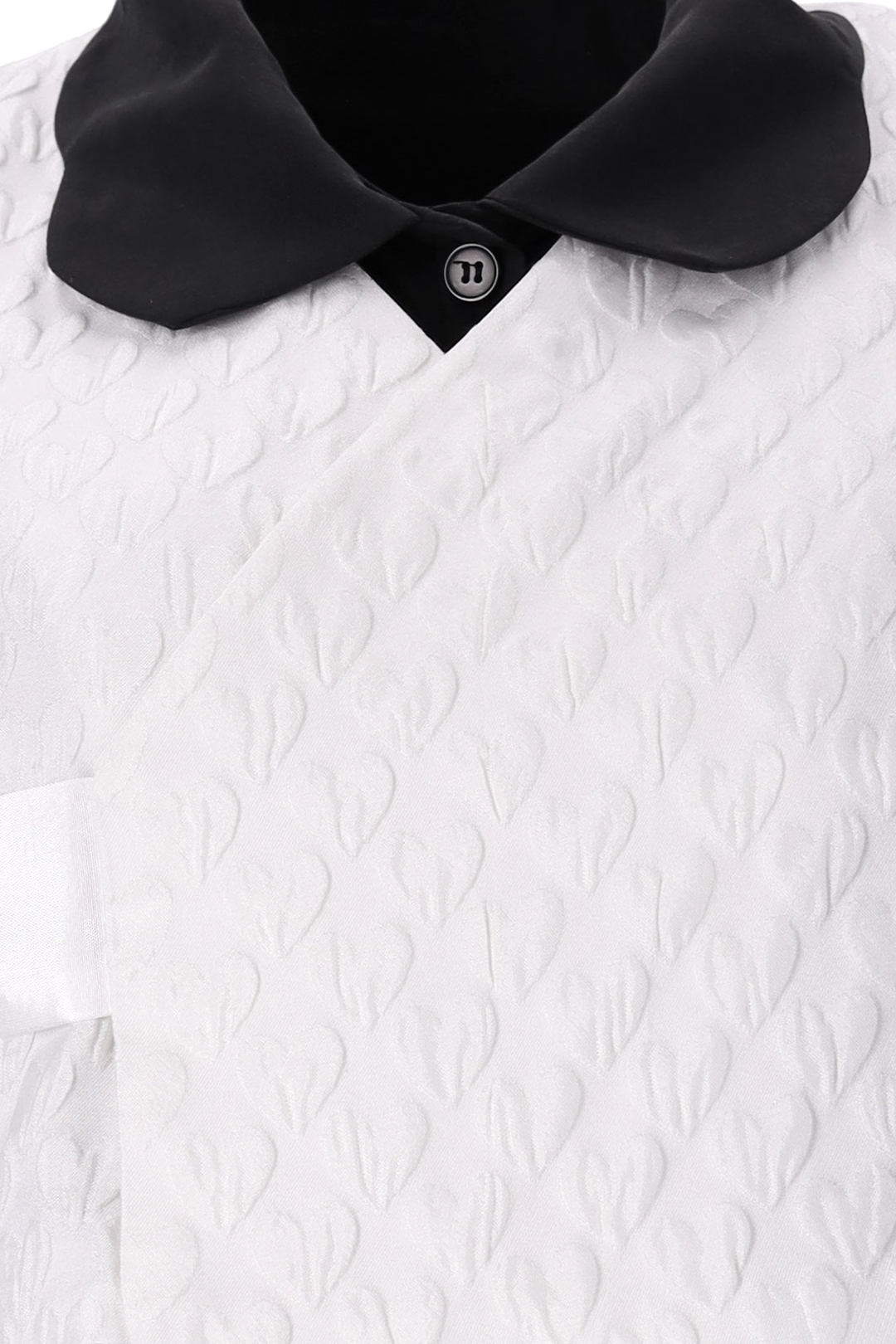 White Heart Jacquard Short Baeja Vest by Ahhorn, a stylish sleeveless top with intricate heart pattern and textured fabric.