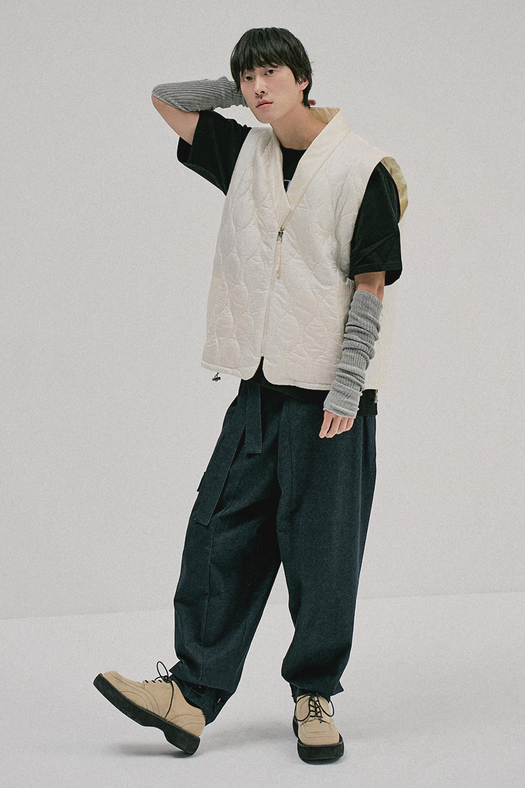 Ccomaque denim wide-leg pants for women, showcasing a relaxed fit, high waist, and classic denim fabric.