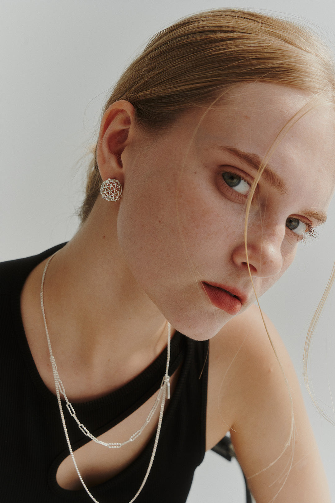Chambriller Moonlight Ball Combi Earring featuring a spherical moonlight design on a stylish earring.