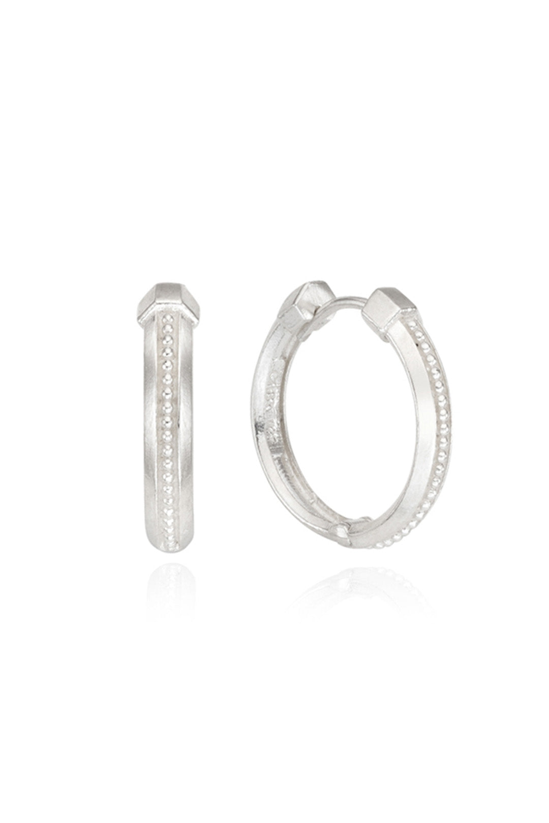 Chambriller classic silver earring featuring a sleek, minimalist design with a polished finish, ideal for everyday wear.