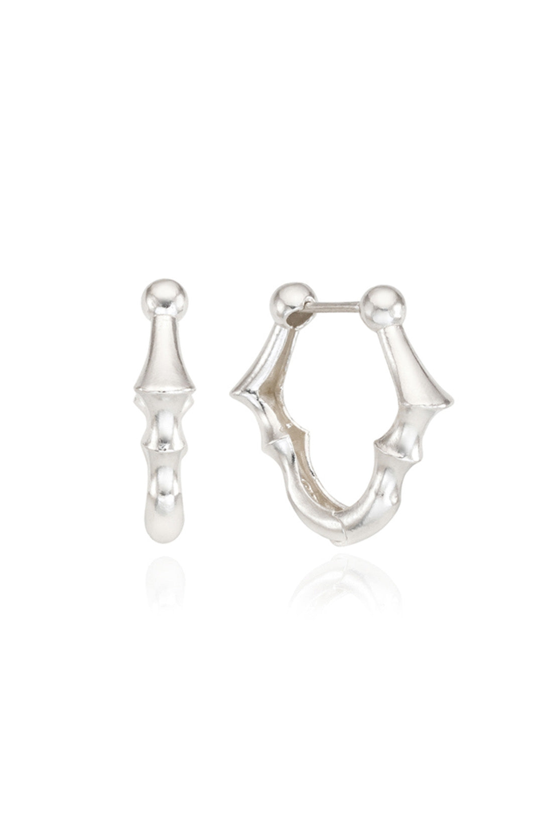 Chambriller Streetlight Silver Earring, a stylish one-size silver earring with a sleek streetlight design.