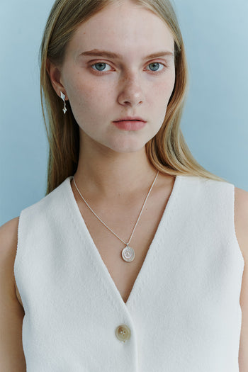 Chambriller Horizon MOP Silver Necklace, close-up of a stylish, one-size silver jewelry piece with a sleek design.