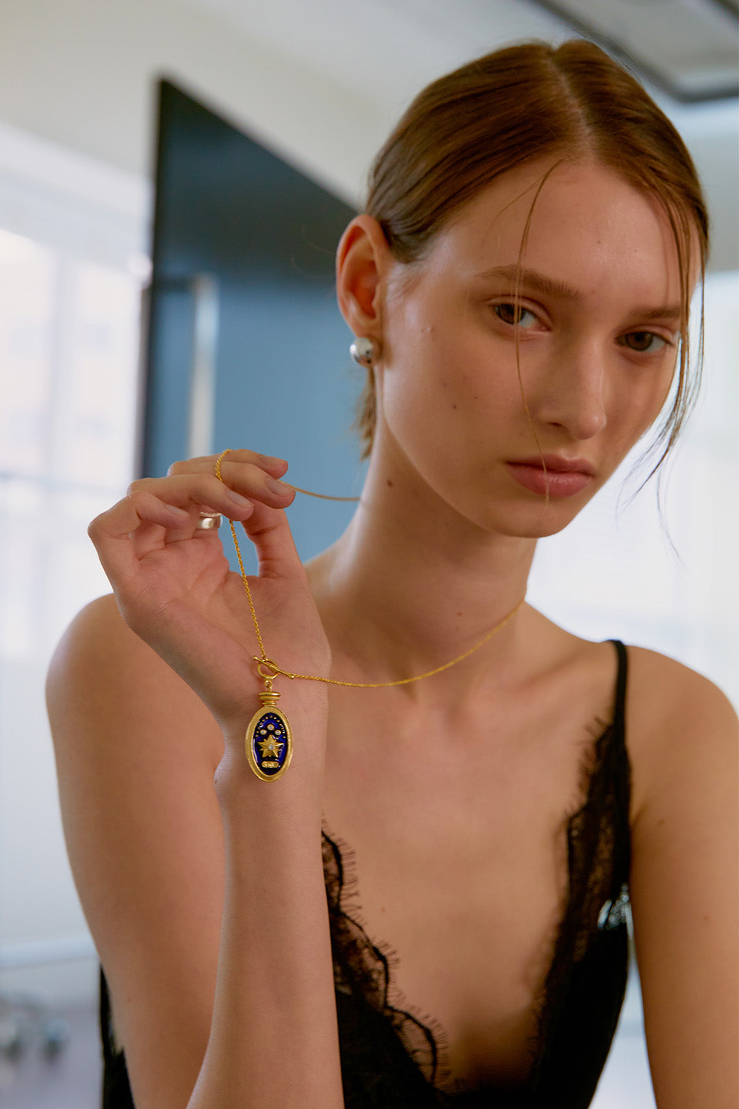 Chambriller silver compass and mother of pearl necklace, elegant jewelry piece with nautical-inspired charm and luminous inlay.