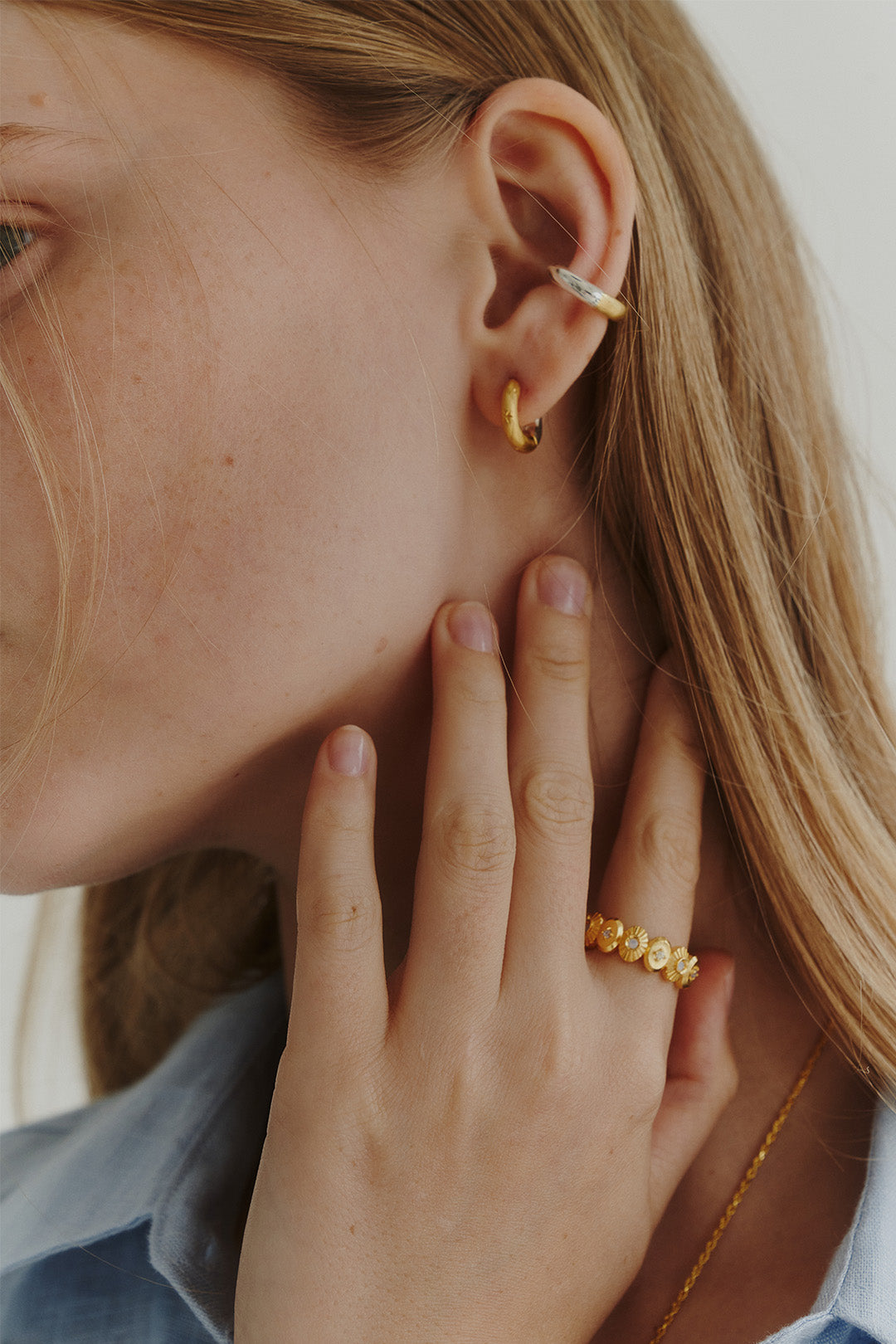 Chambriller Horizon Gold Ring showcasing a sleek, polished gold band with a modern design.