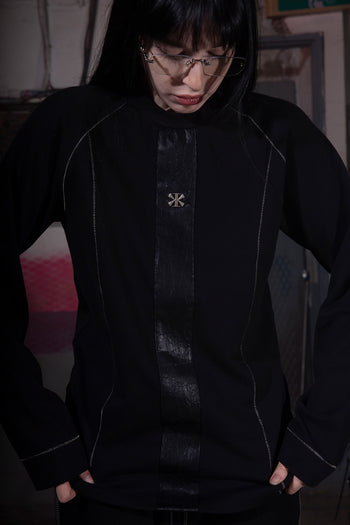 Close-up of KIMMICK Creviced Bite Raglan half sleeve black top showing textured fabric and relaxed fit.