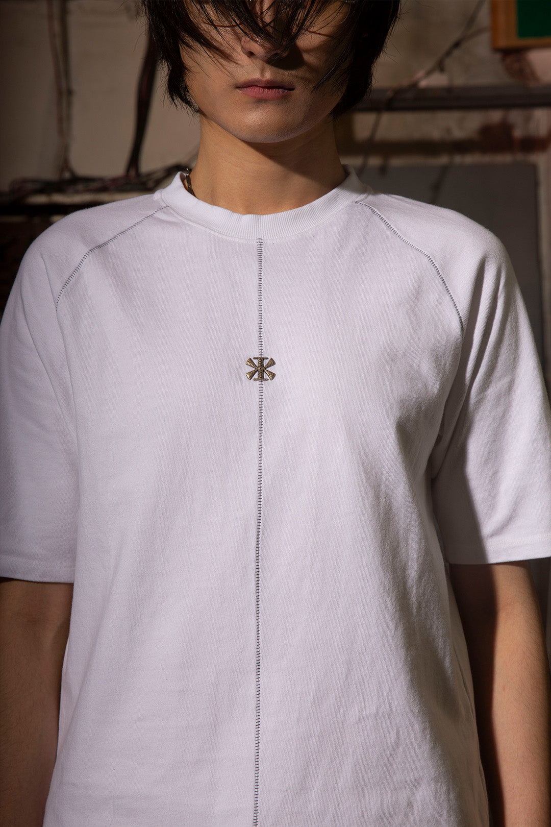 White creviced bite raglan half sleeve top by KIMMICK, showing the textured fabric and casual fit in a close-up image.