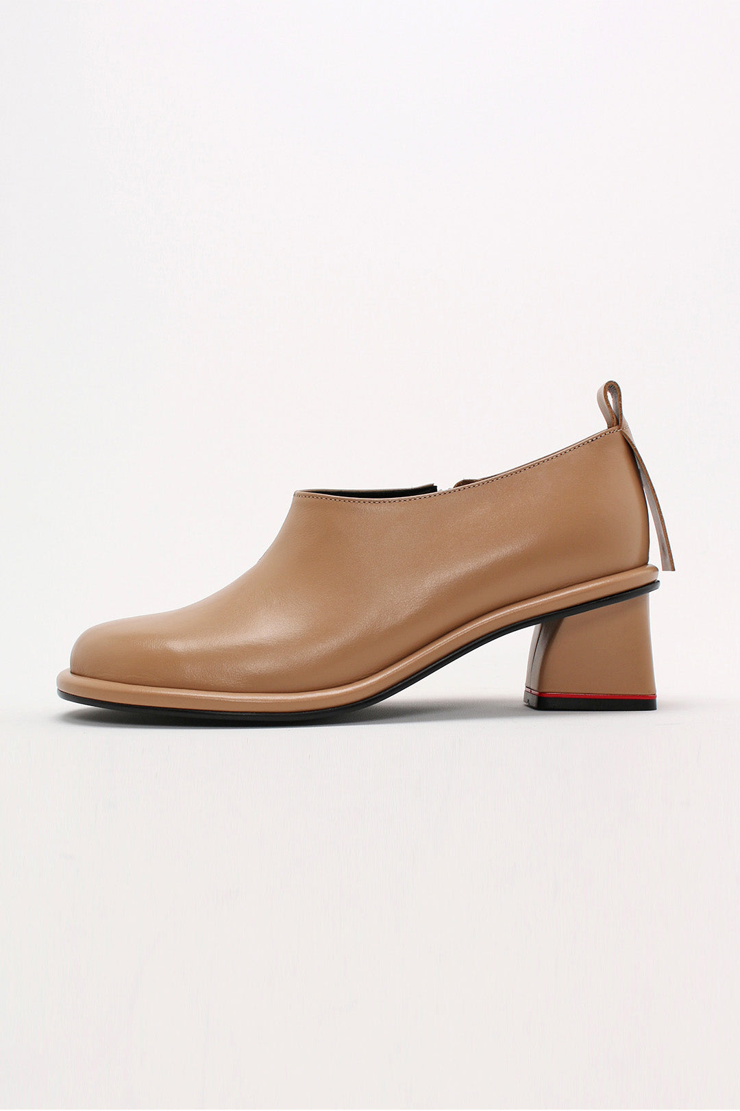 Finoacinque beige Moon short boots with a sleek design and low block heel, perfect for casual and stylish outfits.