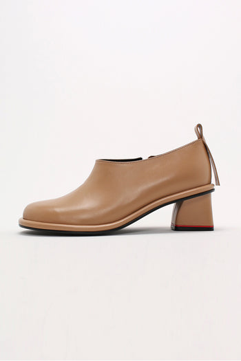 Finoacinque beige Moon short boots with a sleek design and low block heel, perfect for casual and stylish outfits.