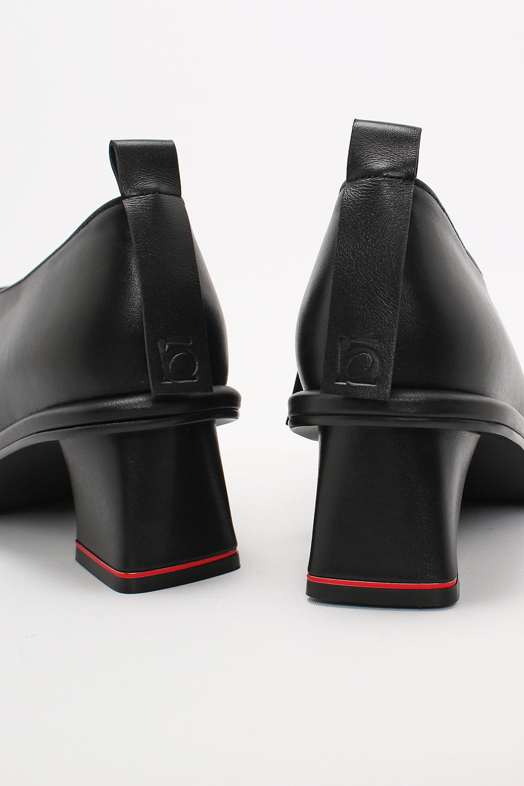 Finoacinque black Moon short boots with a sleek leather upper and stylish ankle-length design.