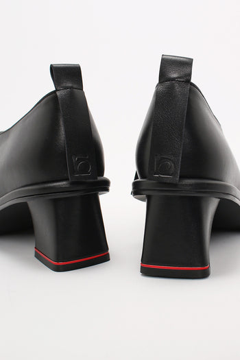 Finoacinque black Moon short boots with a sleek leather upper and stylish ankle-length design.