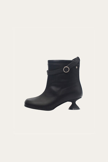 Finoacinque Uhjeo black hourglass middle heel strap boots with ankle-height design and stylish buckle details.