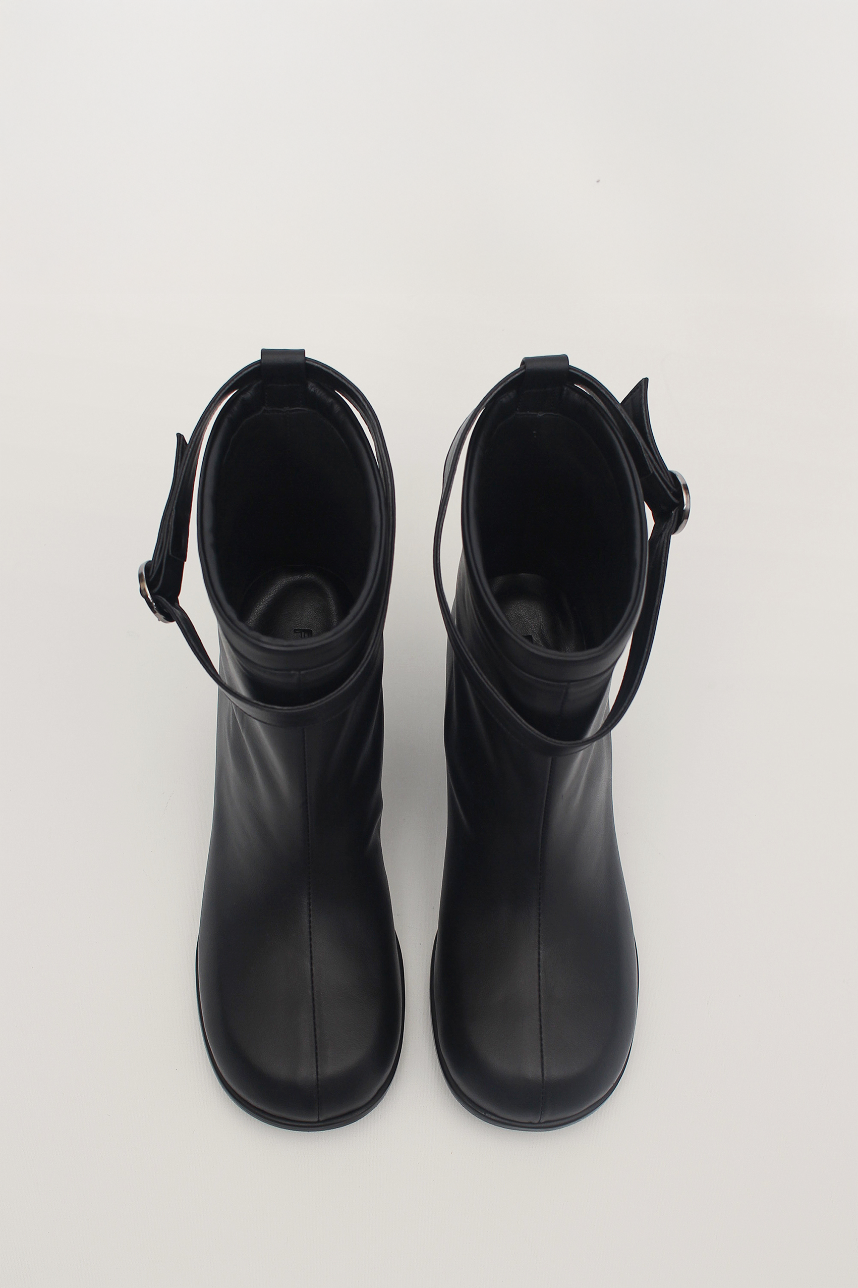 Black Finoacinque Uhjeo hourglass middle heel strap boots with ankle-high design and stylish buckle accents.