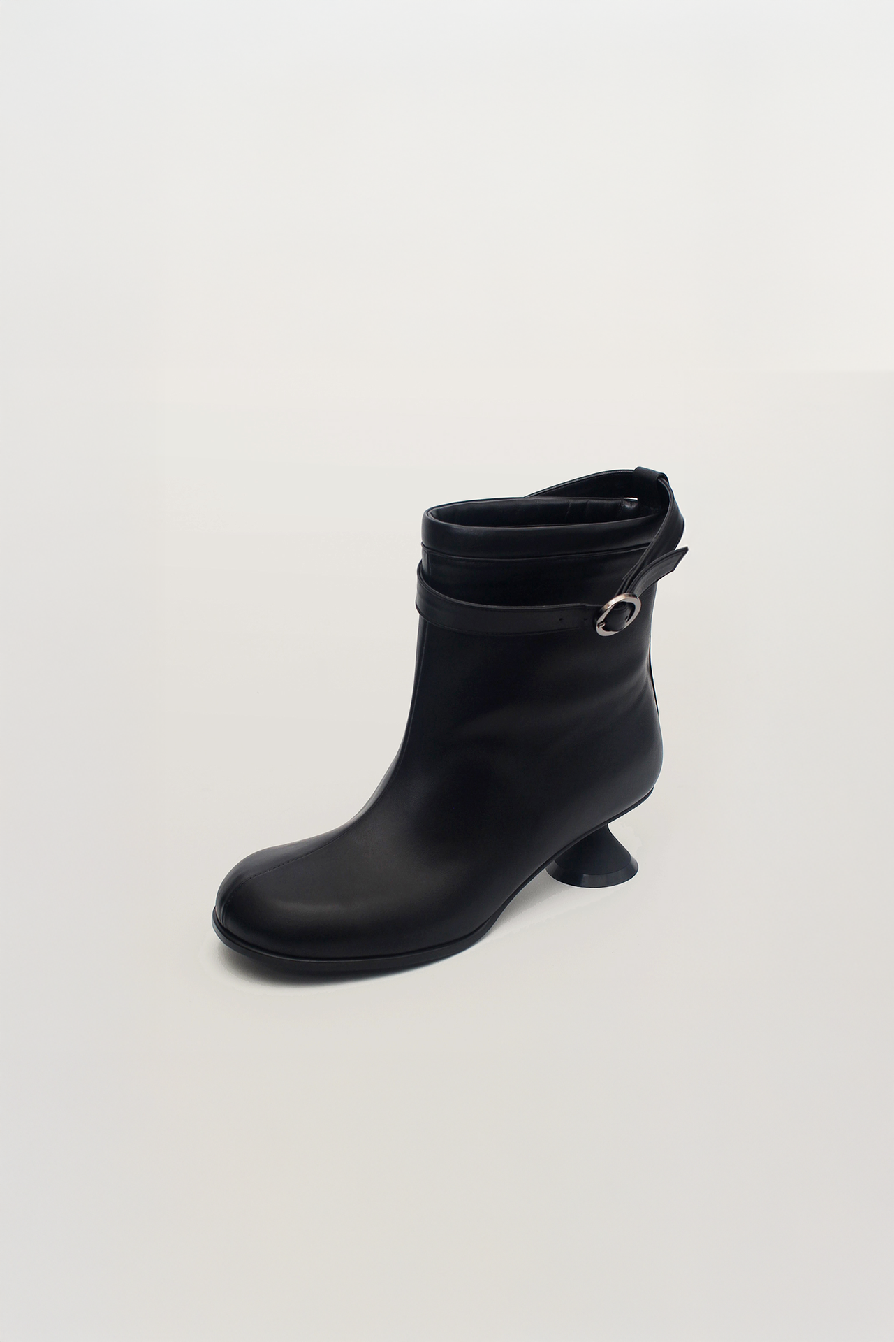 Finoacinque Uhjeo black hourglass middle heel strap boots with ankle-height design and stylish buckle details.