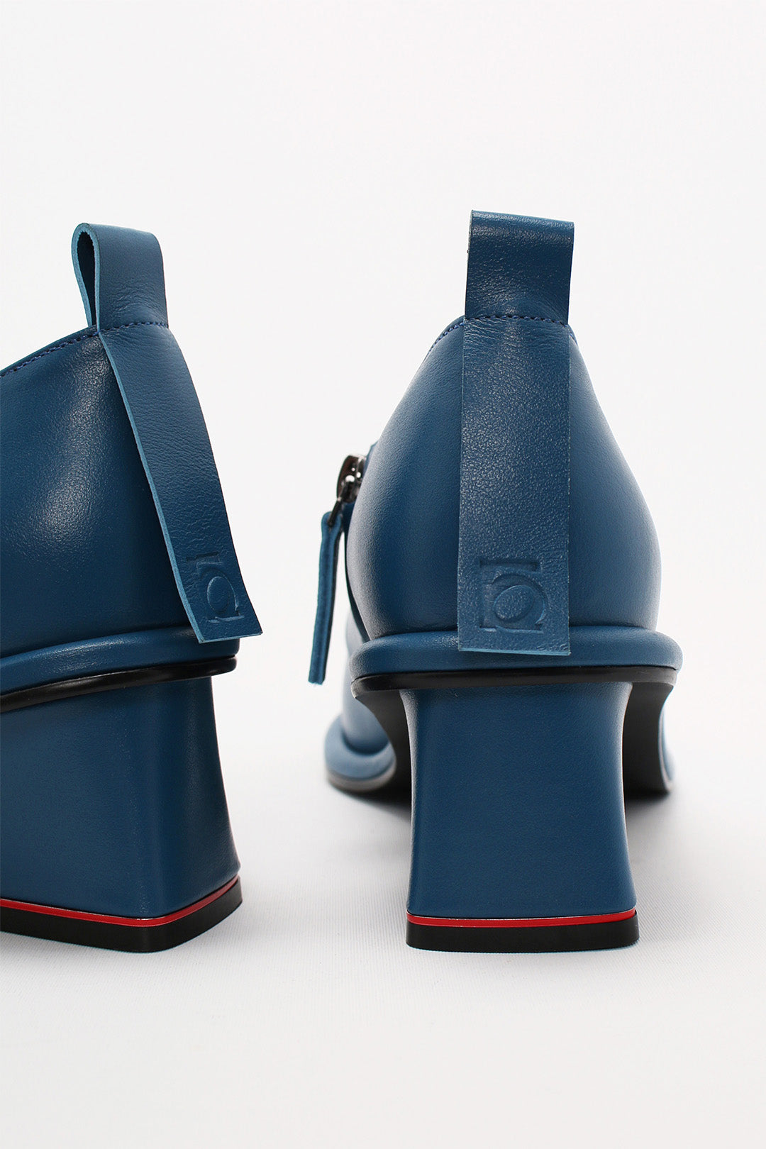 Finoacinque Moon Short Boots in blue, stylish ankle boots with a sleek design and rounded toe, perfect for casual wear.