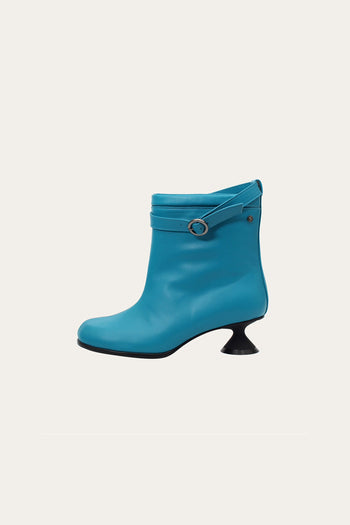 Finoacinque Uhjeo blue hourglass middle heel strap boots with ankle straps and stylish design, shown from side view.