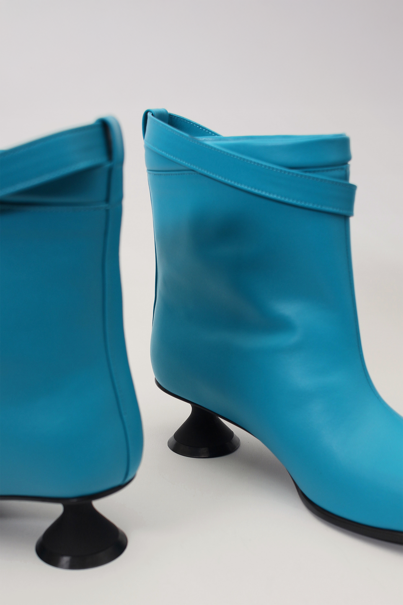 Finoacinque Uhjeo blue hourglass middle heel strap boots with ankle strap and pointed toe, stylish women's footwear.