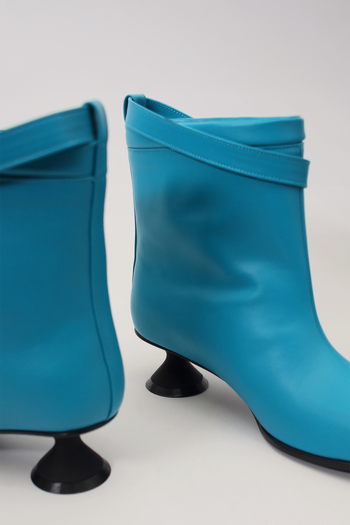 Finoacinque Uhjeo blue hourglass middle heel strap boots with ankle strap and pointed toe, stylish women's footwear.