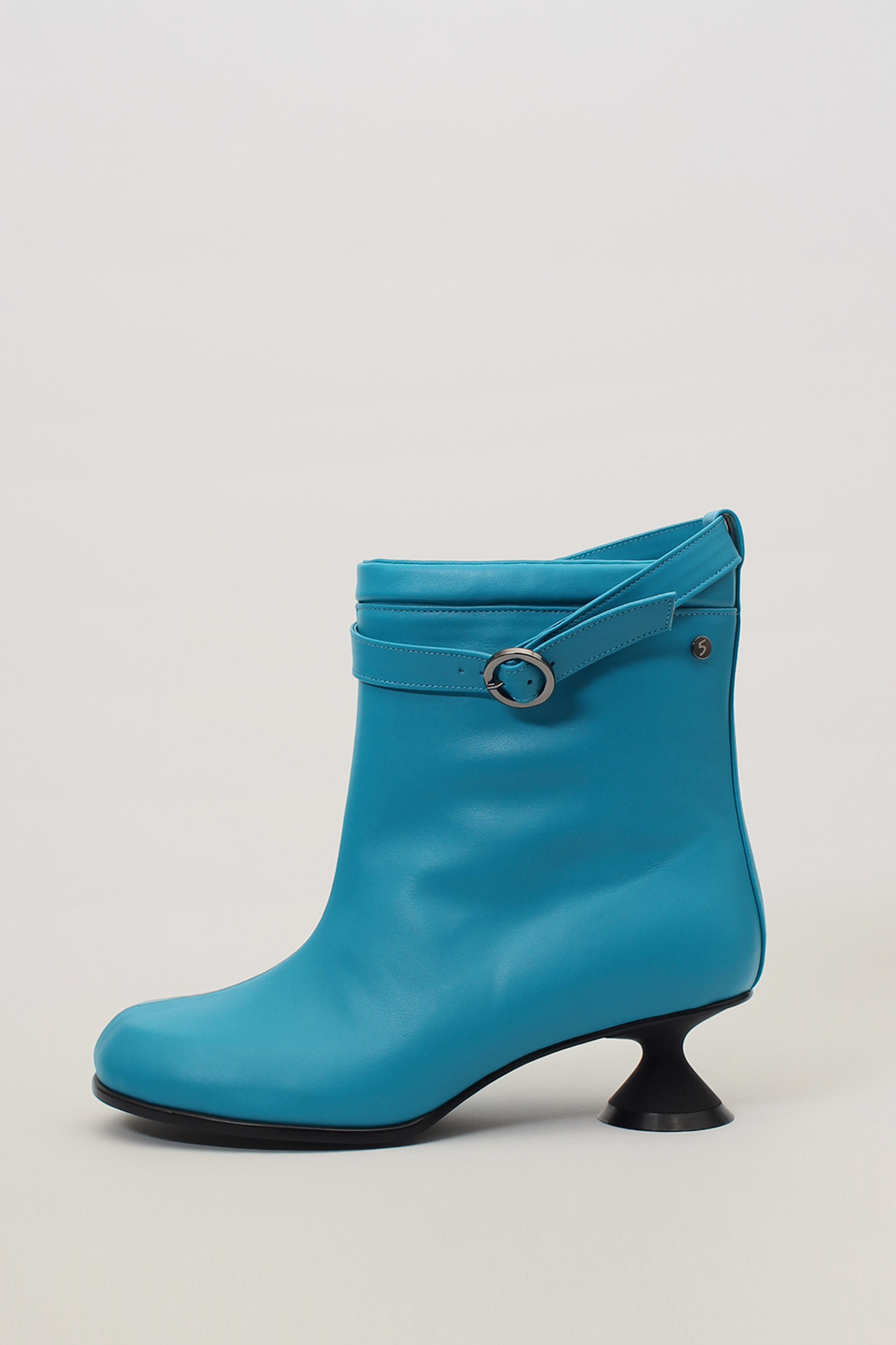 Blue Finoacinque Uhjeo hourglass middle heel strap boots with ankle-high design and stylish silhouette.