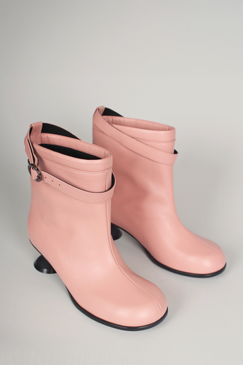 Finoacinque Uhjeo light rose hourglass middle heel strap boots showing ankle-high design and stylish strap details.