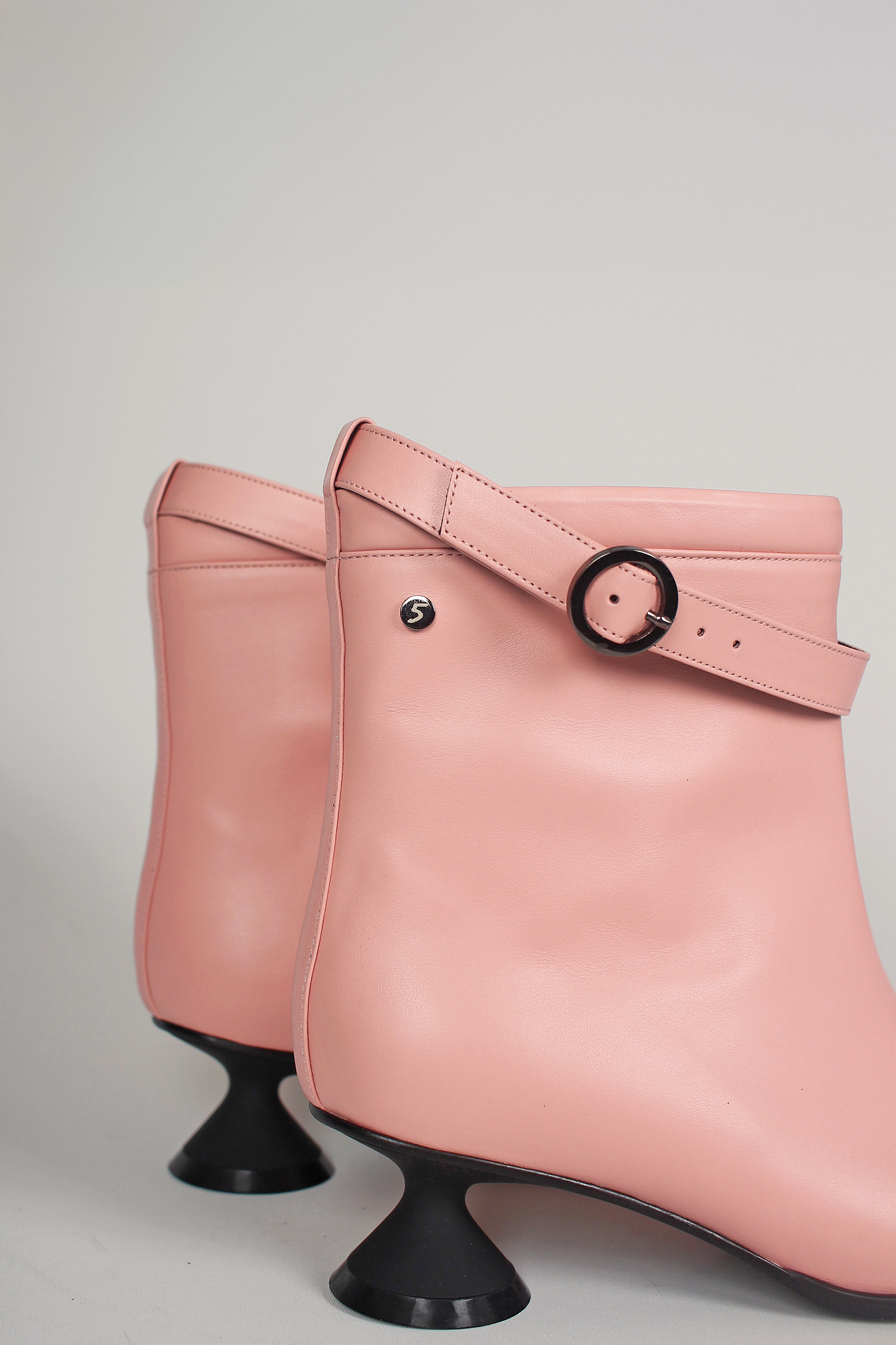 Finoacinque Uhjeo light rose hourglass heel strap boots showing mid-heel design and ankle straps on smooth light rose leather.