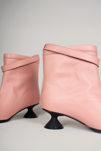 Finoacinque Uhjeo light rose hourglass middle heel strap boots showing ankle-high design and stylish buckle details.