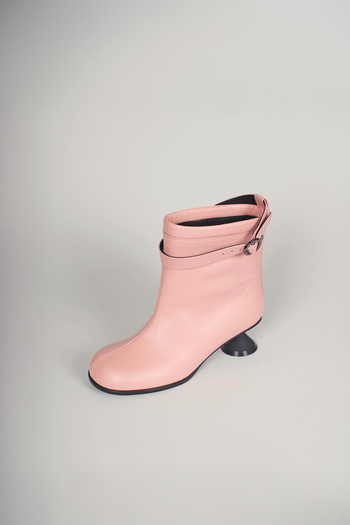 Finoacinque Uhjeo light rose hourglass heel strap boots with middle heel and ankle strap, stylish and elegant footwear.