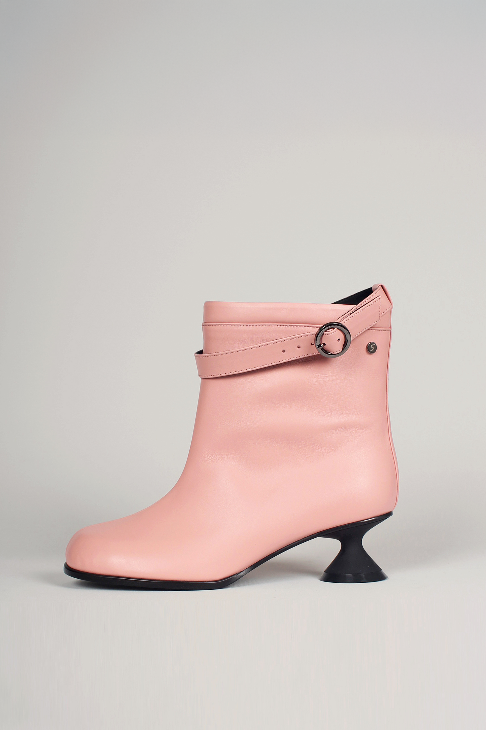 Finoacinque Uhjeo light rose hourglass middle heel strap boots, stylish ankle boots with a sleek design and light pink color.