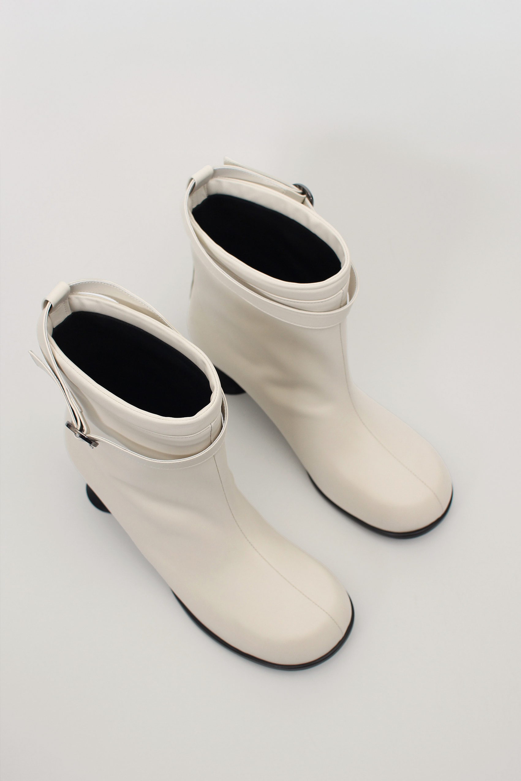 White Finoacinque Uhjeo hourglass middle heel strap boots with stylish ankle straps and sleek design.