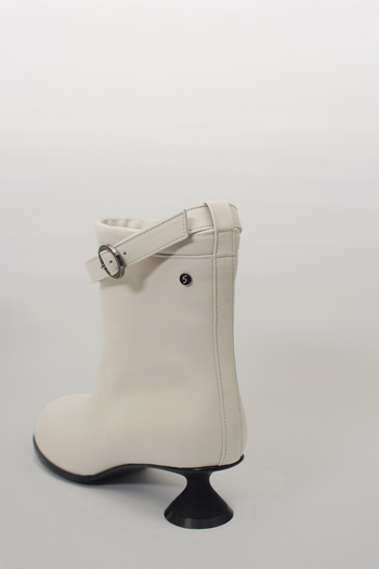 Finoacinque Uhjeo white hourglass middle heel strap boots with ankle-length design and stylish buckle accents.