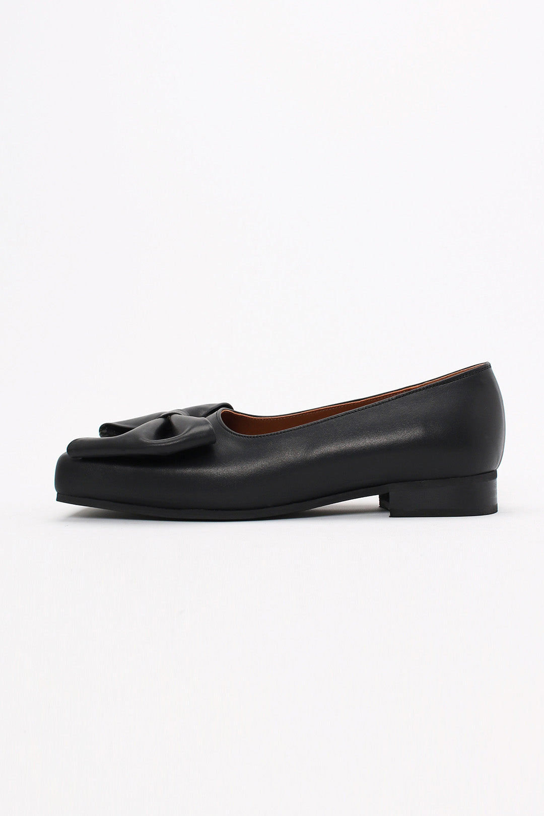 Finoacinque IA Bow Ballerina black flat shoes with bow detail, classic design, and smooth black leather material.