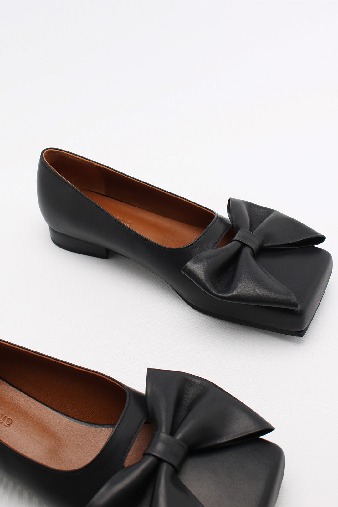 Finoacinque IA Bow Ballerina black flat shoes with a bow detail on the toe, stylish and comfortable for everyday wear.