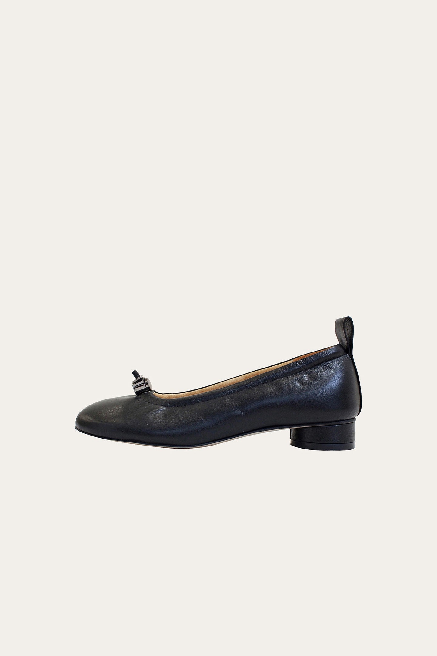 Finoacinque Ngela black flat shoes with round toe and stopper detail, stylish and comfortable footwear for everyday wear.