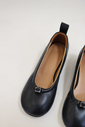 Finoacinque Ngela black round toe flat shoes with stopper detail, stylish and comfortable for casual wear.