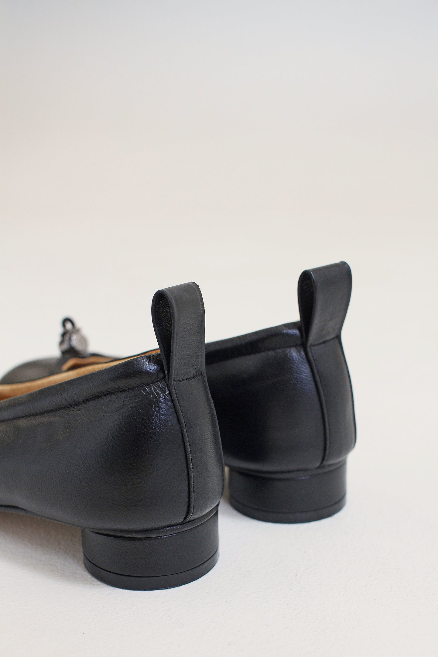 Finoacinque Ngela black round toe stopper flat shoes with sleek design and flat sole, ideal for casual wear.