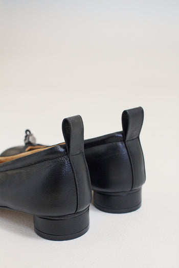 Finoacinque Ngela black round toe stopper flat shoes with sleek design and flat sole, ideal for casual wear.