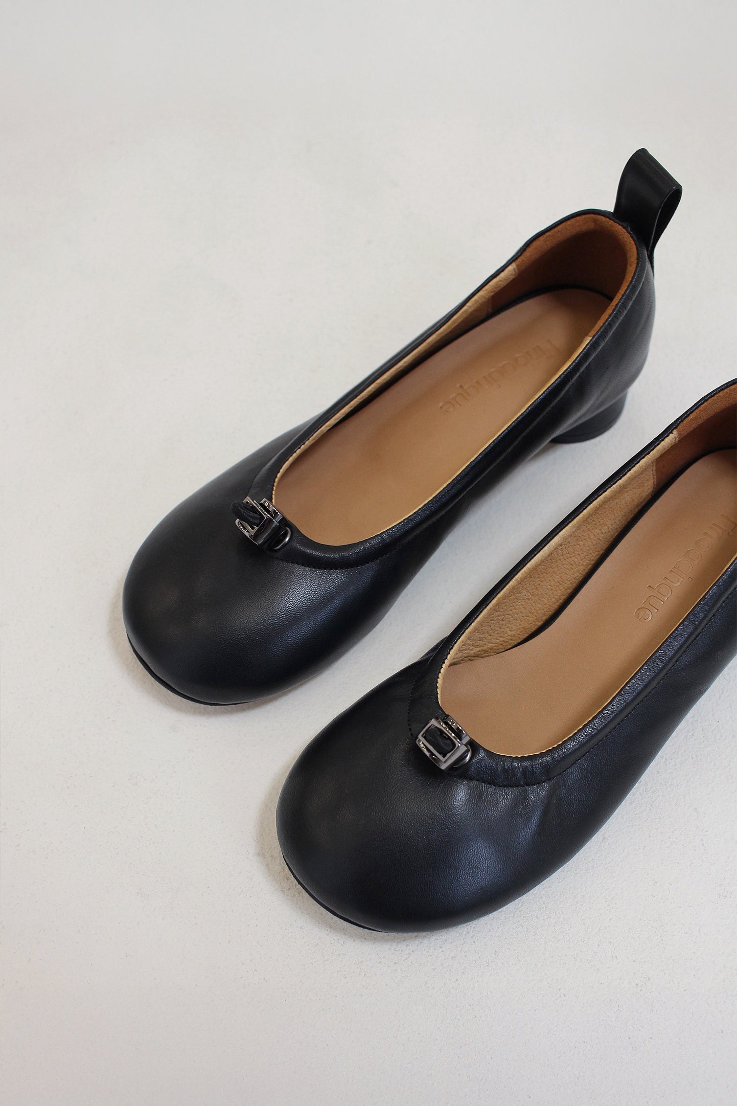 Finoacinque Ngela black flat shoes with round toe and stopper detail, stylish and comfortable for everyday wear.
