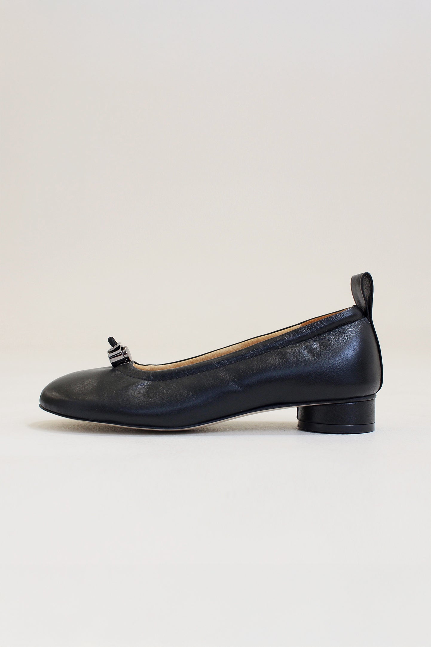 Finoacinque Ngela black flat shoes with round toe and stopper detail, stylish slip-on footwear for casual wear.
