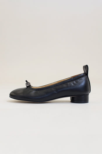 Finoacinque Ngela black flat shoes with round toe and stopper detail, stylish slip-on footwear for casual wear.